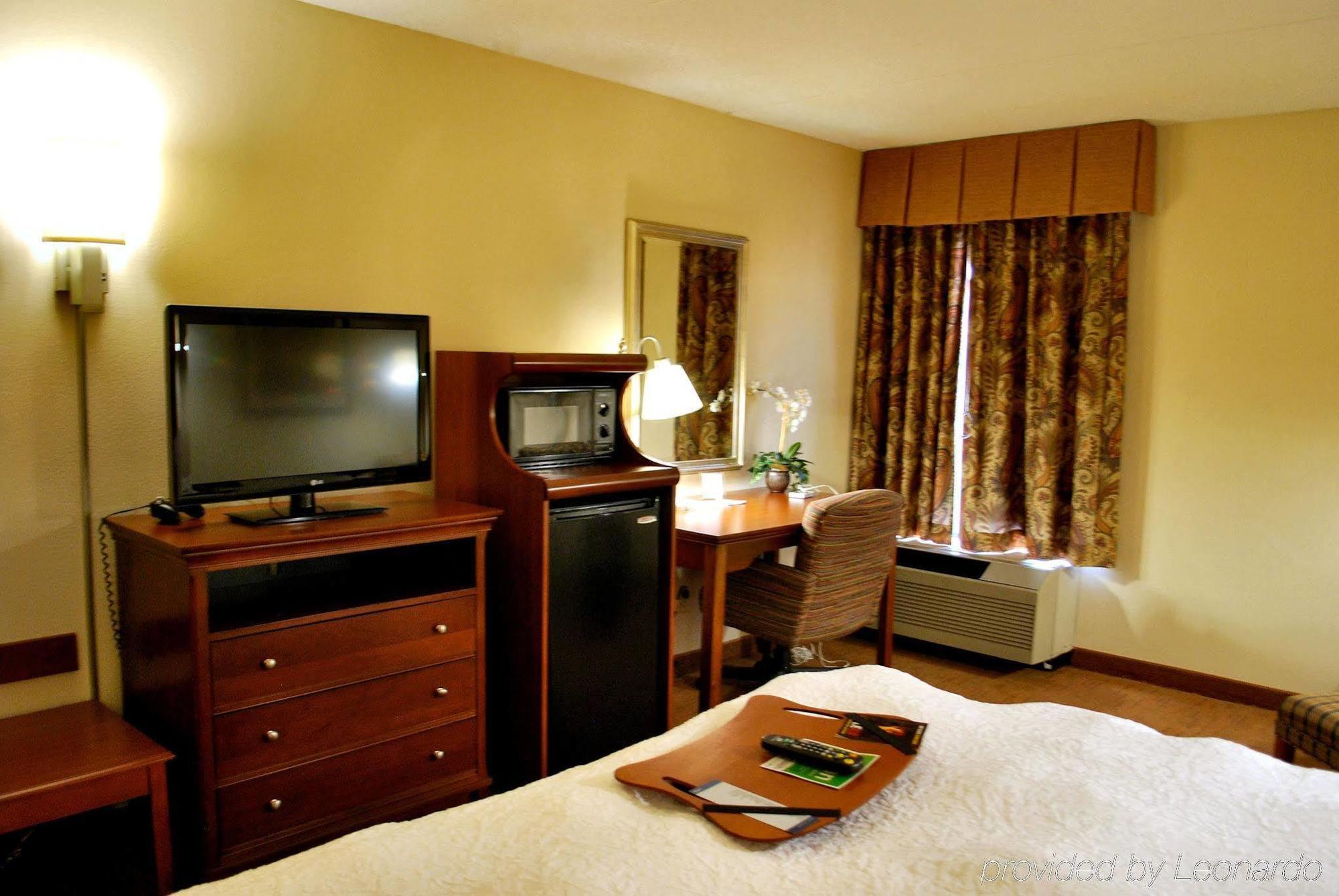 Hampton Inn Raleigh Capital Blvd North Habitación foto