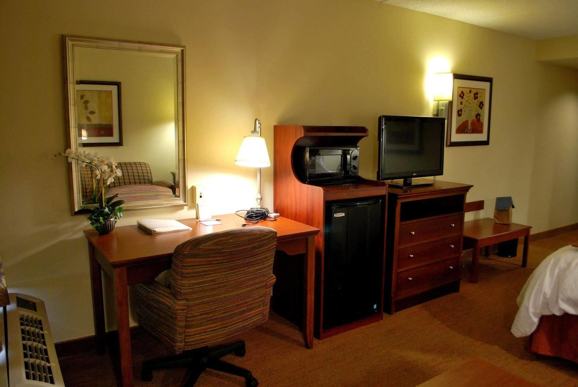 Hampton Inn Raleigh Capital Blvd North Habitación foto